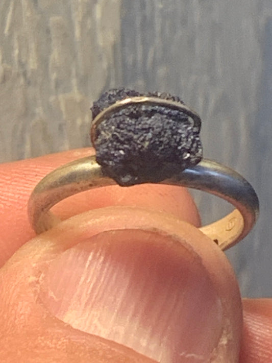 Bague en azurite, en Argent 0.925. Superbe pierre brute à l'origine du lapis lazuli ! Réglable de la taille 53 à 60 Fr.