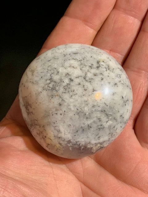 Agate dentritique ou dentrique - Galet de taille L : 54 x 53 x 28 millimètres - 100,1 grammes