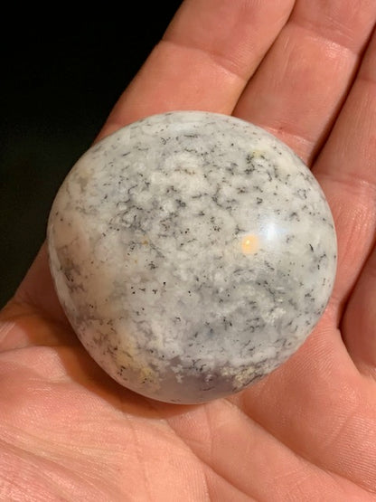 Agate dentritique ou dentrique - Galet de taille L : 54 x 53 x 28 millimètres - 100,1 grammes