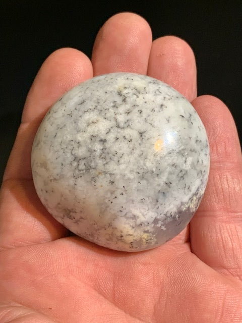 Agate dentritique ou dentrique - Galet de taille L : 54 x 53 x 28 millimètres - 100,1 grammes