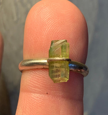 Bague en tourmaline melon d'eau, en Argent 0.925. Superbe pierre brute d'origine Afghane ! Réglable de la taille 53 à 60 Fr.