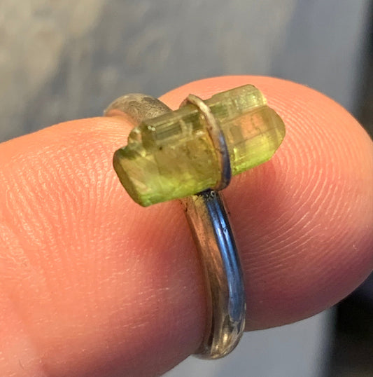 Bague en tourmaline melon d'eau, en Argent 0.925. Superbe pierre brute d'origine Afghane ! Réglable de la taille 53 à 60 Fr.