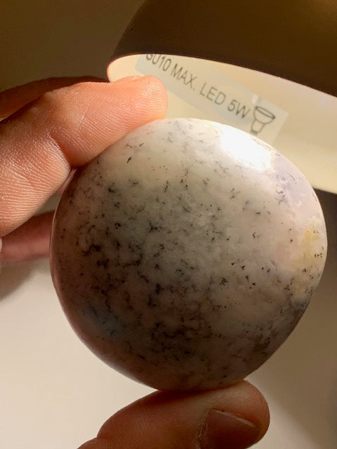 Agate dentritique ou dentrique - Galet de taille L : 54 x 53 x 28 millimètres - 100,1 grammes