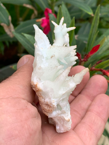Aragonite verte de France, magnifique spécimen de 86 x 62 x 42 mm - 103,3 grammes. Des formes rares et uniques, une couleur superbe !