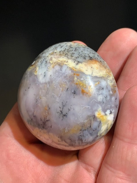 Agate dentritique ou dentrique - Galet de taille L : 55 x 52 x 32 millimètres - 123,2 grammes