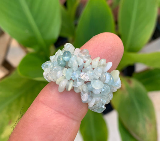 Bague 'élastique' en aigue-marine. Superbes perles polies mais de formes naturelles ! Réglable de la taille 55 à 70 Fr.