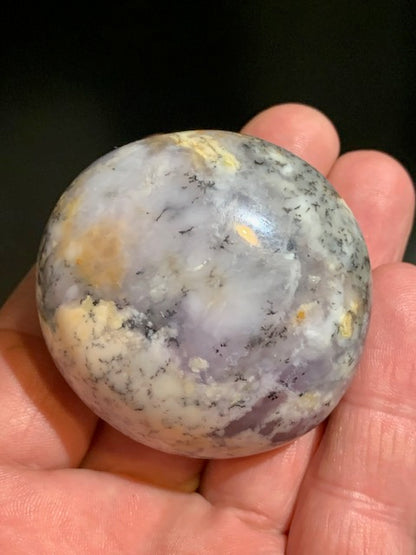 Agate dentritique ou dentrique - Galet de taille L : 55 x 52 x 32 millimètres - 123,2 grammes