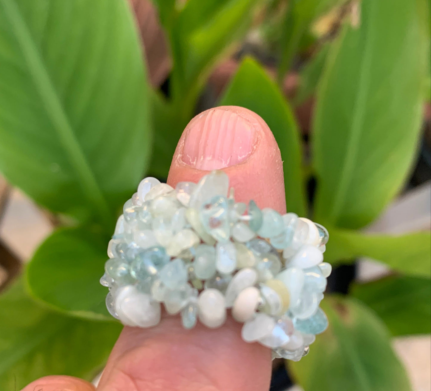 Bague 'élastique' en aigue-marine. Superbes perles polies mais de formes naturelles ! Réglable de la taille 55 à 70 Fr.