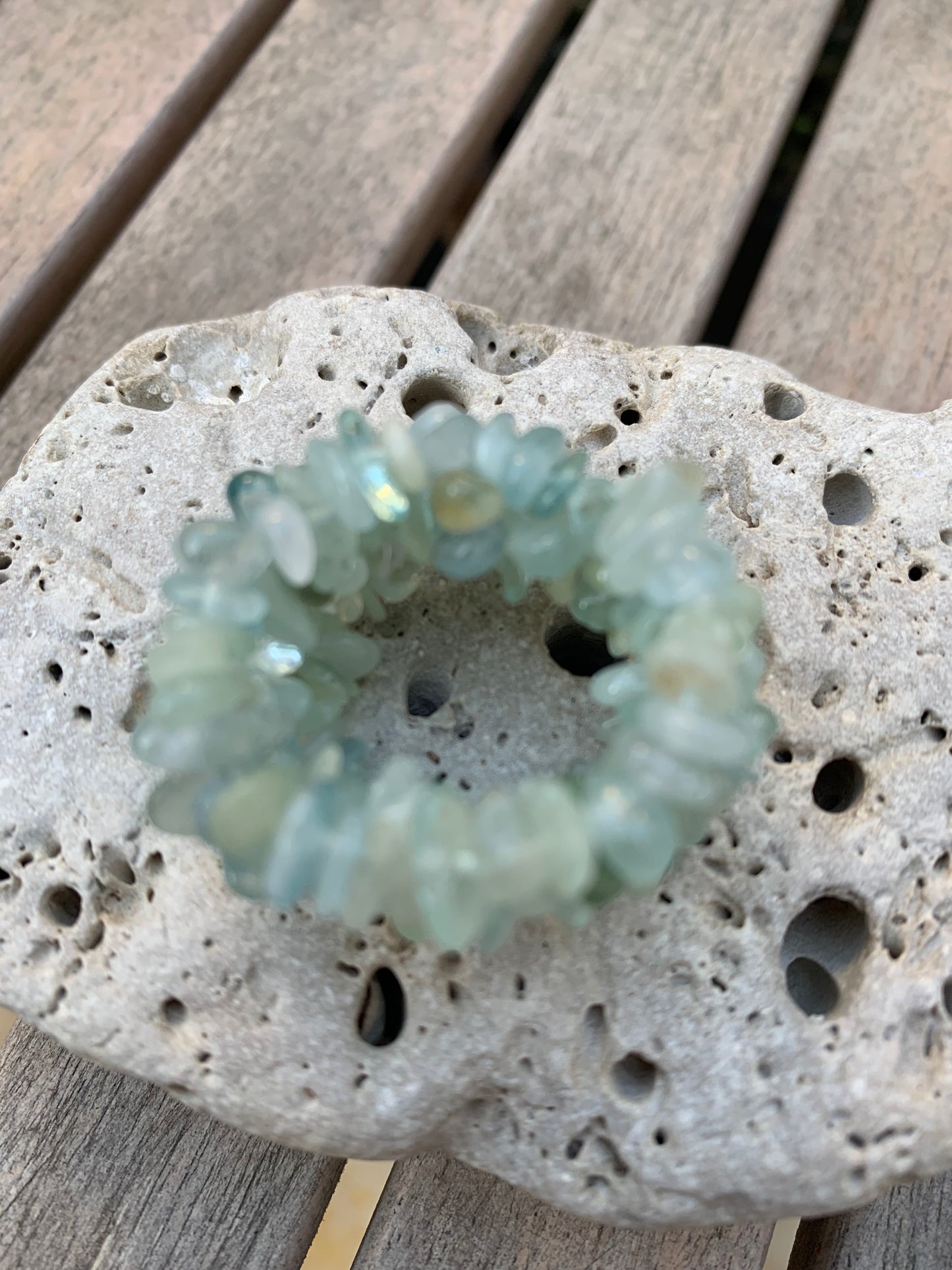 Bague 'élastique' en aigue-marine. Superbes perles polies mais de formes naturelles ! Réglable de la taille 55 à 70 Fr.