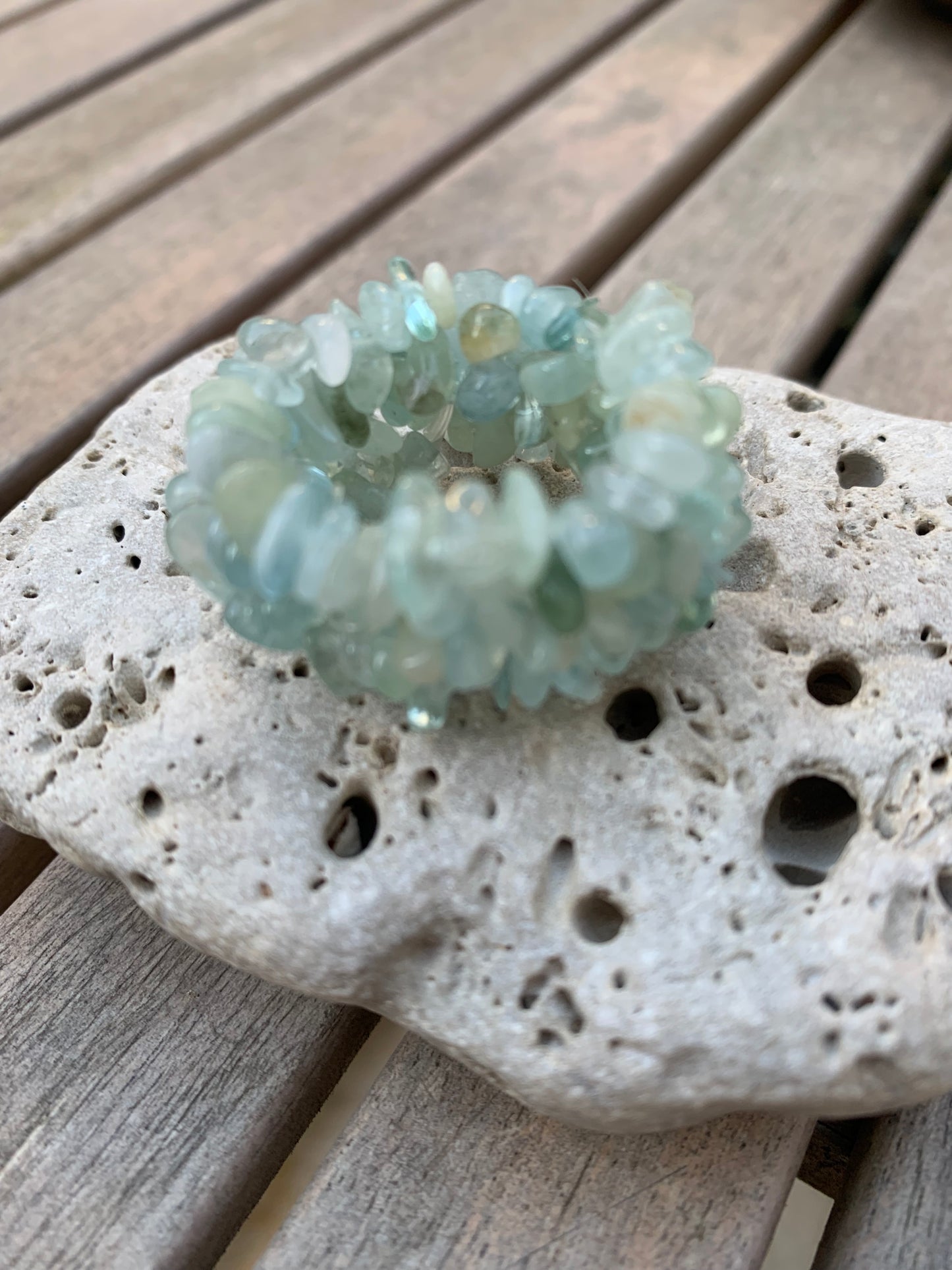 Bague 'élastique' en aigue-marine. Superbes perles polies mais de formes naturelles ! Réglable de la taille 55 à 70 Fr.