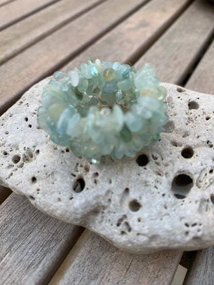 Bague 'élastique' en aigue-marine. Superbes perles polies mais de formes naturelles ! Réglable de la taille 55 à 70 Fr.