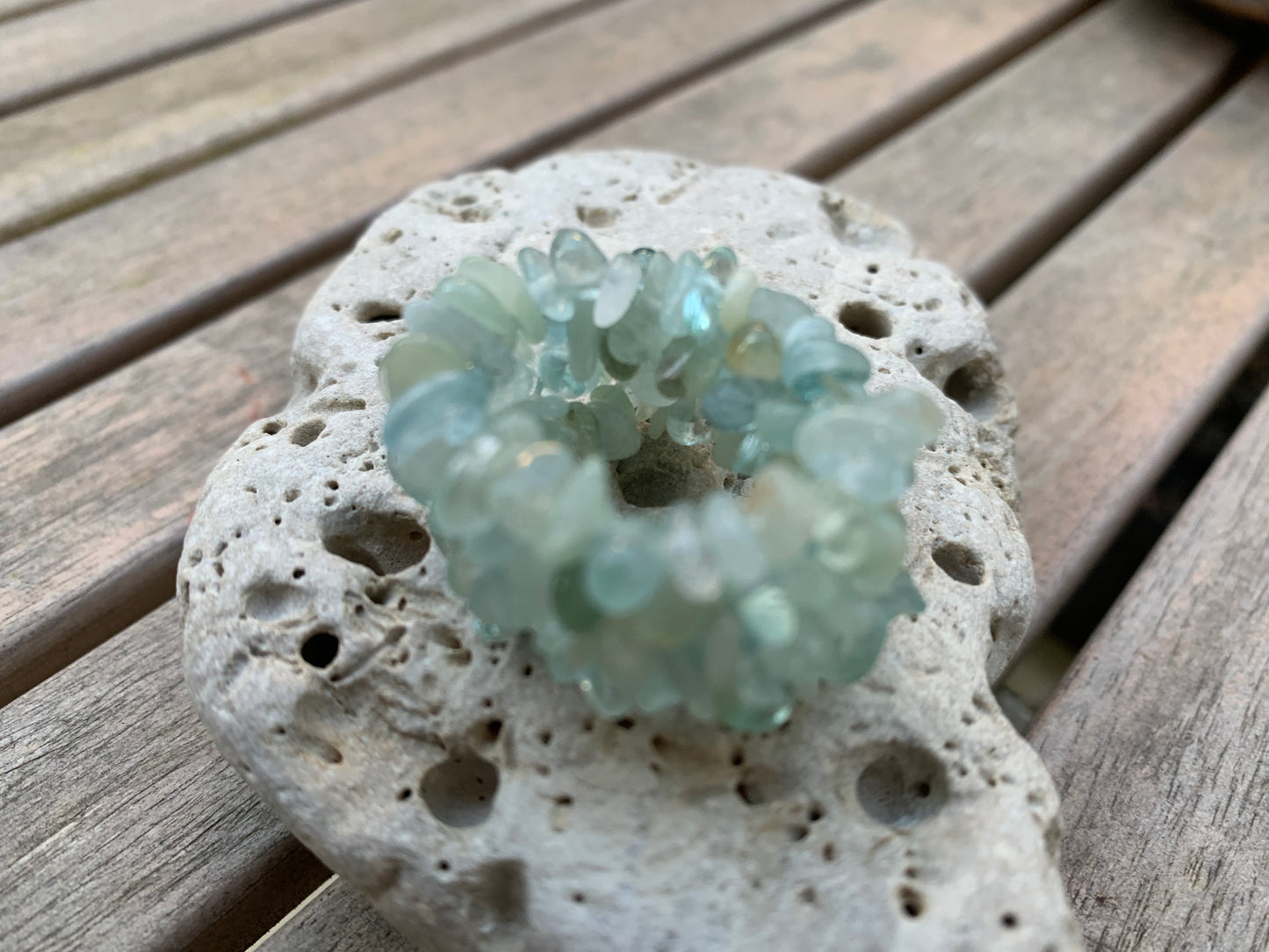 Bague 'élastique' en aigue-marine. Superbes perles polies mais de formes naturelles ! Réglable de la taille 55 à 70 Fr.