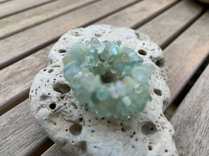 Bague 'élastique' en aigue-marine. Superbes perles polies mais de formes naturelles ! Réglable de la taille 55 à 70 Fr.