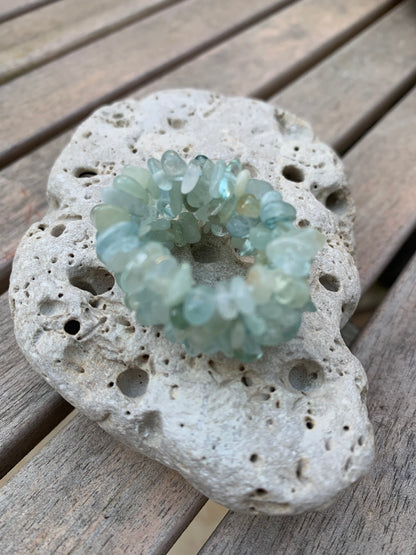 Bague 'élastique' en aigue-marine. Superbes perles polies mais de formes naturelles ! Réglable de la taille 55 à 70 Fr.