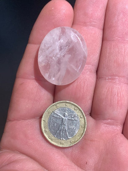 Quartz rose – Galet poli / pierre plate – 30 × 25 × 8 mm – 11,5 g