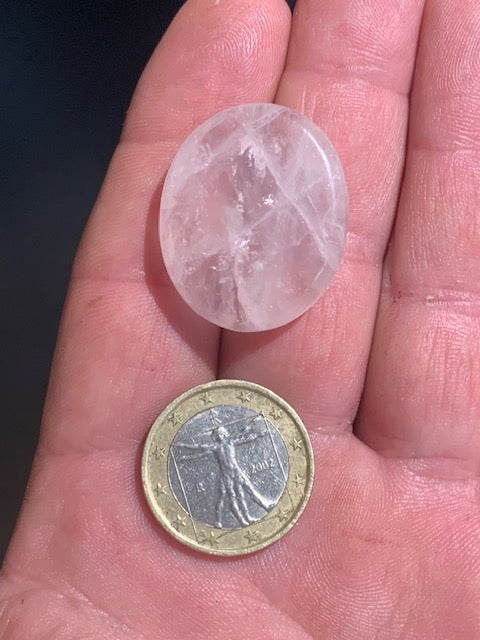 Quartz rose – Galet poli / pierre plate – 30 × 25 × 8 mm – 11,5 g