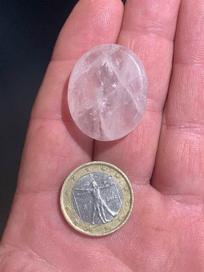 Quartz rose – Galet poli / pierre plate – 30 × 25 × 8 mm – 11,5 g