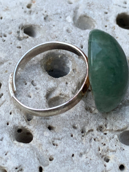 Bague en véritable aventurine verte non teintée, collée sur anneau pré-montée. Superbe pierre au vert cristallin ! Taille réglable d'environ 50 à 60 Fr.