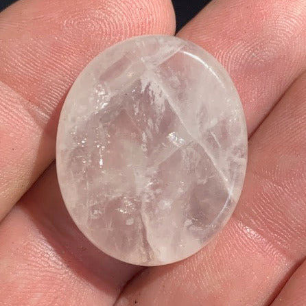 Quartz rose – Galet poli / pierre plate – 30 × 25 × 8 mm – 11,5 g