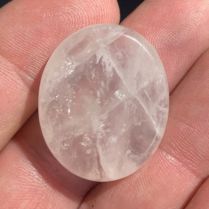 Quartz rose – Galet poli / pierre plate – 30 × 25 × 8 mm – 11,5 g