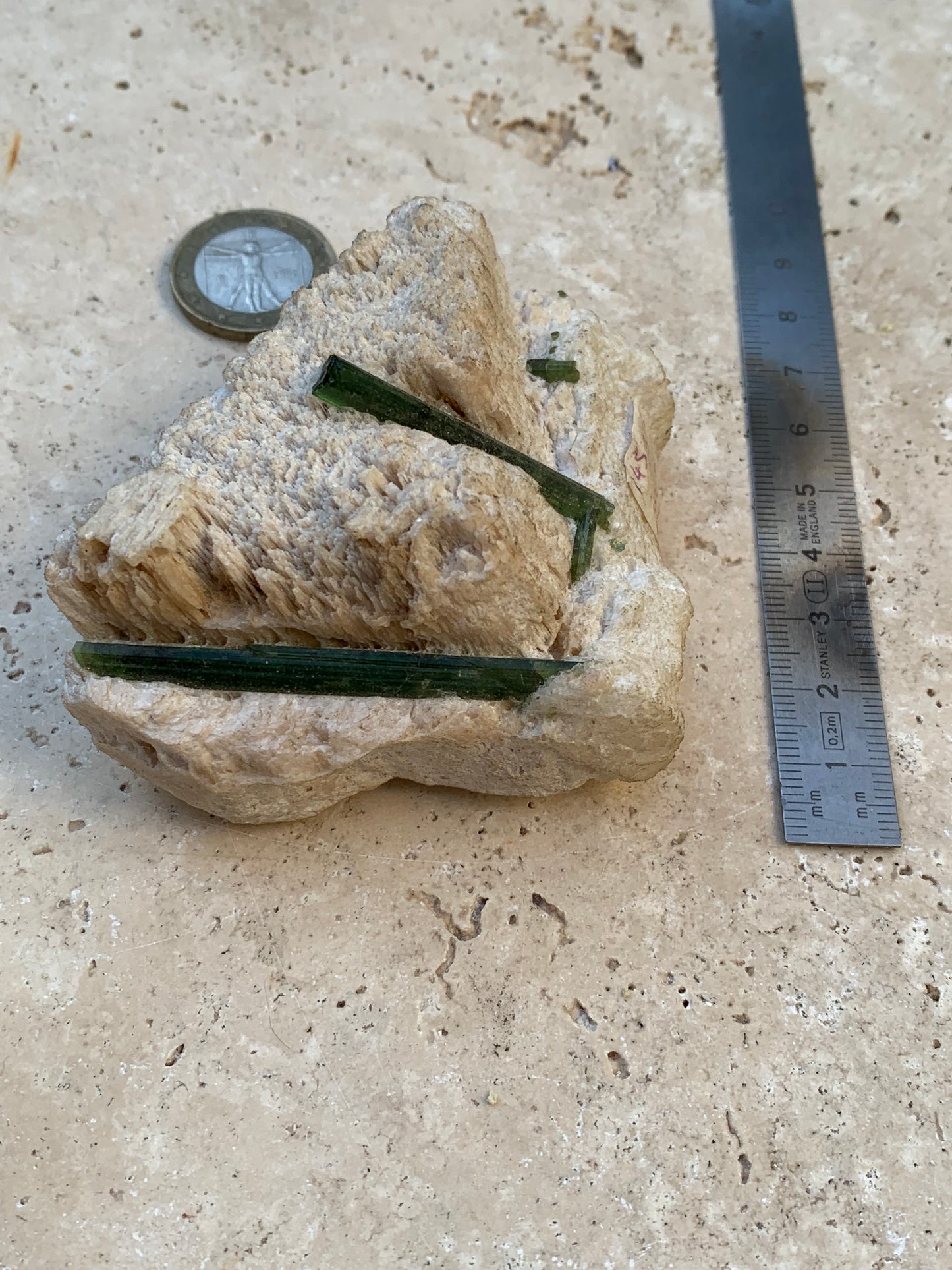 Tourmaline verte/ Verdélite, spécimen naturel de 183 x 62 x 35 mm - 144,5 grammes environ. 2 magnifiques cristaux de belle longueur !
