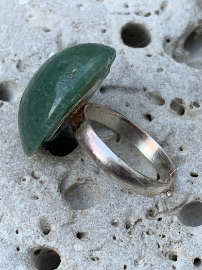 Bague en véritable aventurine verte non teintée, collée sur anneau pré-montée. Superbe pierre au vert cristallin ! Taille réglable d'environ 50 à 60 Fr.