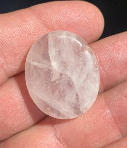 Quartz rose – Galet poli / pierre plate – 30 × 25 × 8 mm – 11,5 g