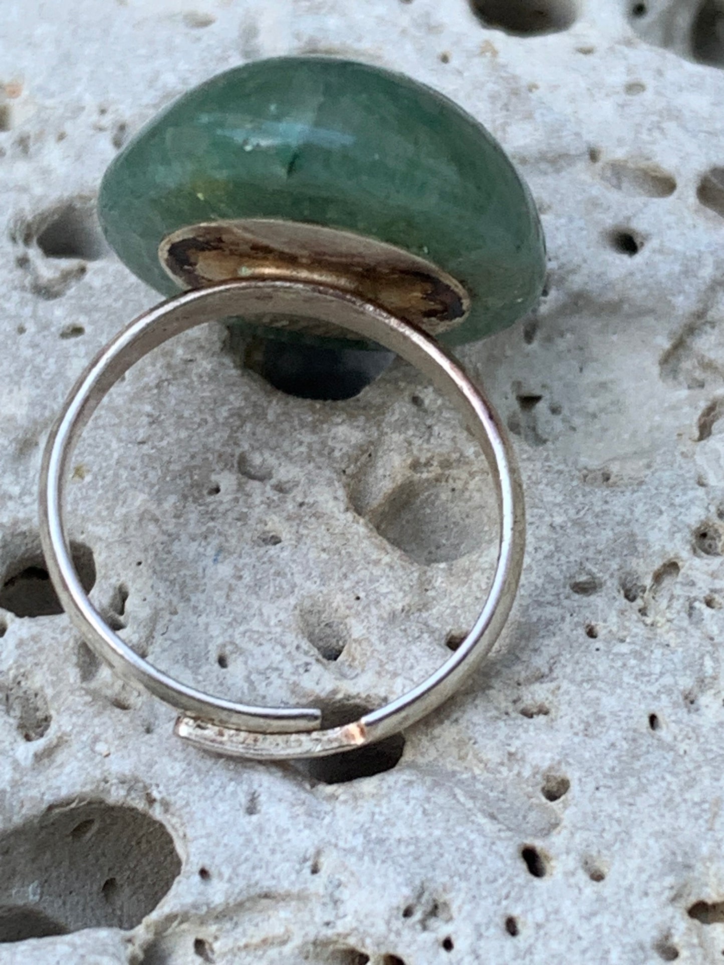 Bague en véritable aventurine verte non teintée, collée sur anneau pré-montée. Superbe pierre au vert cristallin ! Taille réglable d'environ 50 à 60 Fr.