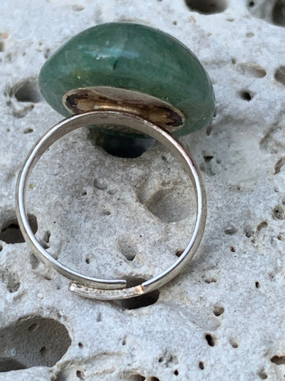 Bague en véritable aventurine verte non teintée, collée sur anneau pré-montée. Superbe pierre au vert cristallin ! Taille réglable d'environ 50 à 60 Fr.