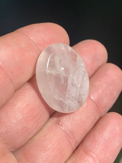 Quartz rose – Galet poli / pierre plate – 30 × 25 × 8 mm – 11,5 g