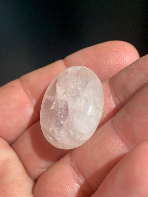 Quartz rose – Galet poli / pierre plate – 30 × 25 × 8 mm – 11,5 g