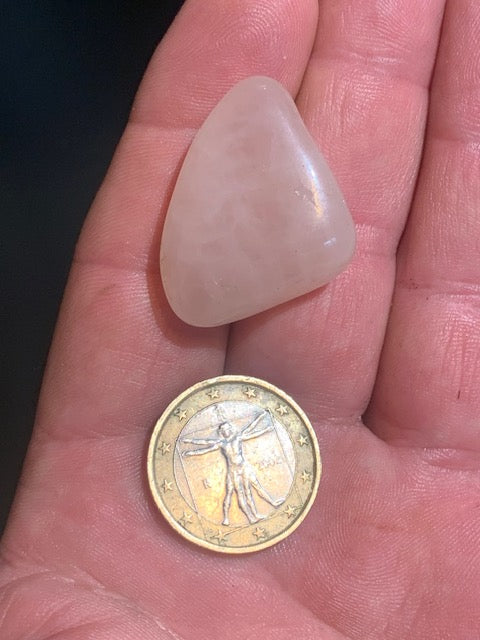 Quartz rose – Pierre roulée – 33 × 24 × 14 mm – 13 g