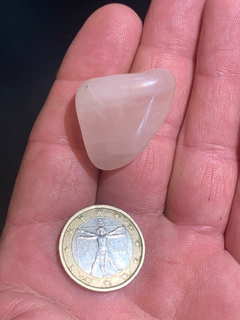 Quartz rose – Pierre roulée – 33 × 24 × 14 mm – 13 g