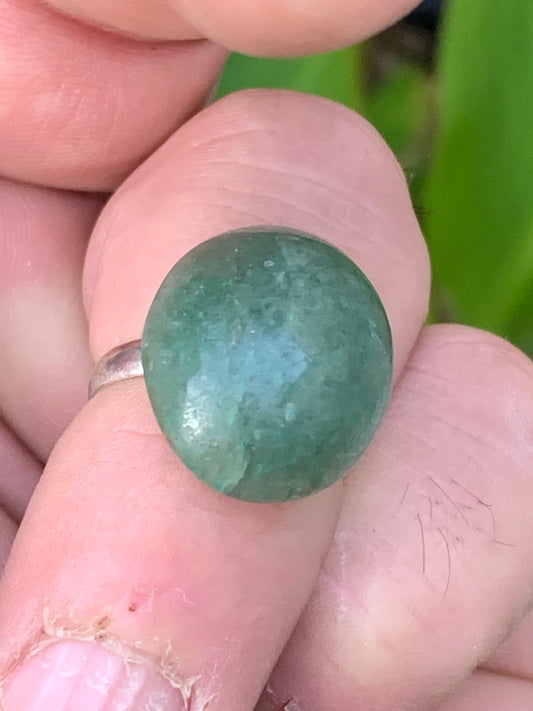 Bague en véritable aventurine verte non teintée, collée sur anneau pré-montée. Superbe pierre au vert cristallin ! Taille réglable d'environ 50 à 60 Fr.