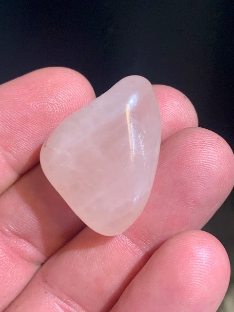 Quartz rose – Pierre roulée – 33 × 24 × 14 mm – 13 g