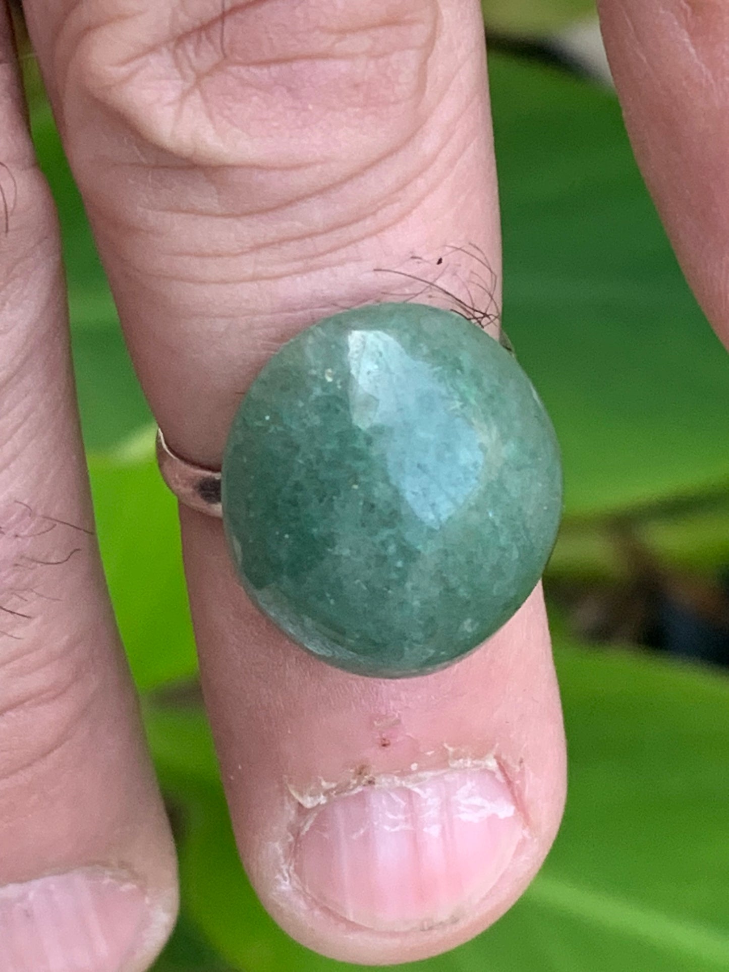 Bague en véritable aventurine verte non teintée, collée sur anneau pré-montée. Superbe pierre au vert cristallin ! Taille réglable d'environ 50 à 60 Fr.
