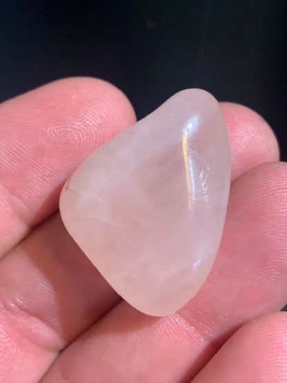 Quartz rose – Pierre roulée – 33 × 24 × 14 mm – 13 g