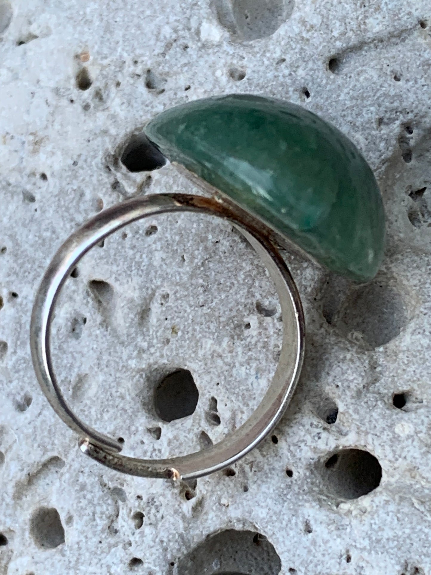 Bague en véritable aventurine verte non teintée, collée sur anneau pré-montée. Superbe pierre au vert cristallin ! Taille réglable d'environ 50 à 60 Fr.