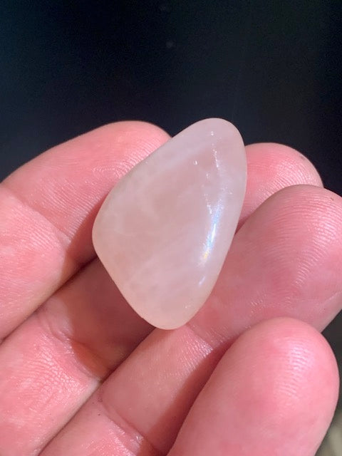 Quartz rose – Pierre roulée – 33 × 24 × 14 mm – 13 g