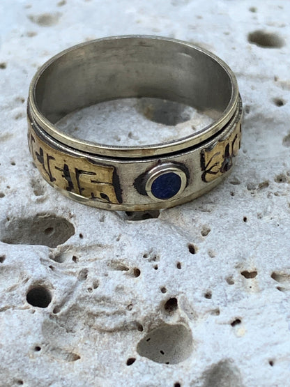 Bague dîtes 'tournante' ou 'anti-stress', en lapis lazuli, avec Mantra (prière Bouddhiste O.M.H.P). La bague tourne autour de l'anneau intérieur ! Taille 65 Fr/ 25 us