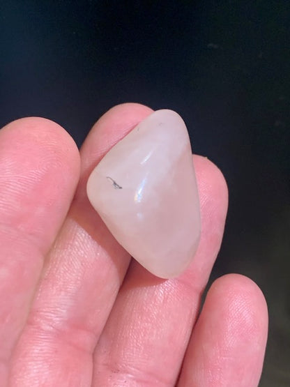 Quartz rose – Pierre roulée – 33 × 24 × 14 mm – 13 g
