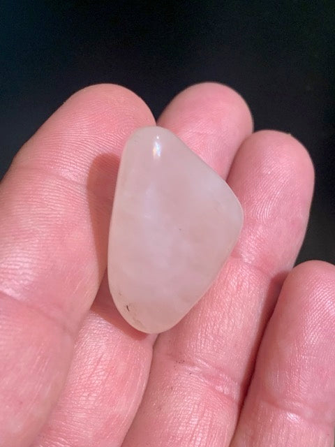 Quartz rose – Pierre roulée – 33 × 24 × 14 mm – 13 g