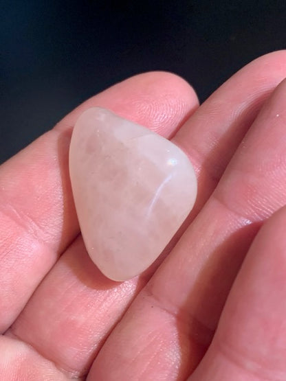 Quartz rose – Pierre roulée – 33 × 24 × 14 mm – 13 g