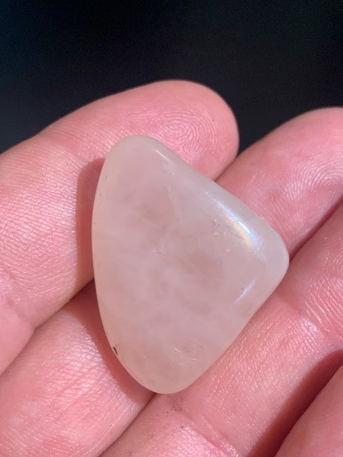 Quartz rose – Pierre roulée – 33 × 24 × 14 mm – 13 g