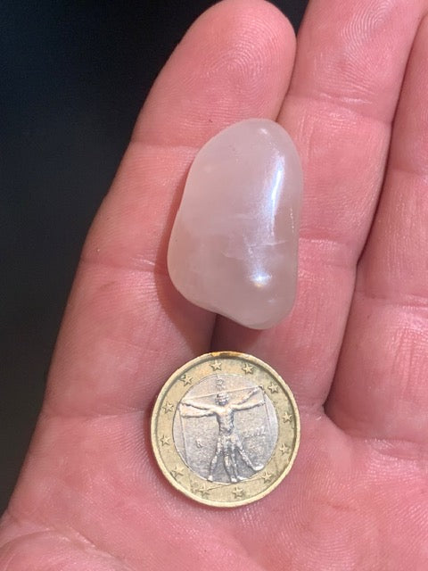 Quartz rose – Pierre roulée – 31 × 21 × 17 mm – 13 g