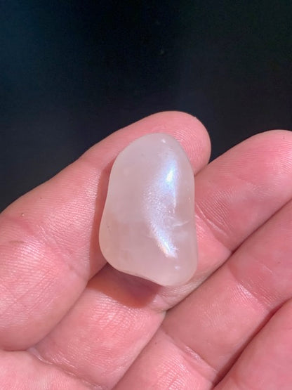 Quartz rose – Pierre roulée – 31 × 21 × 17 mm – 13 g