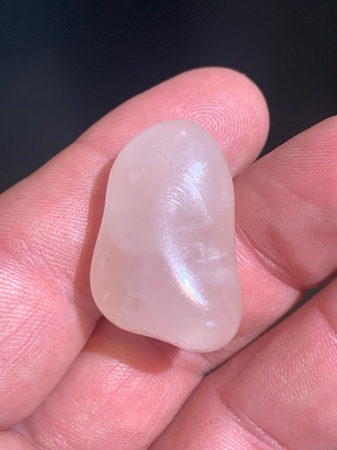 Quartz rose – Pierre roulée – 31 × 21 × 17 mm – 13 g