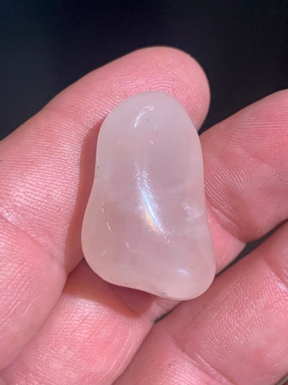 Quartz rose – Pierre roulée – 31 × 21 × 17 mm – 13 g