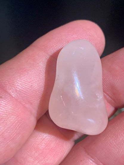 Quartz rose – Pierre roulée – 31 × 21 × 17 mm – 13 g