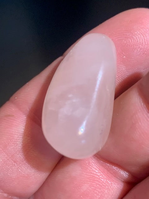 Quartz rose – Pierre roulée – 31 × 21 × 17 mm – 13 g